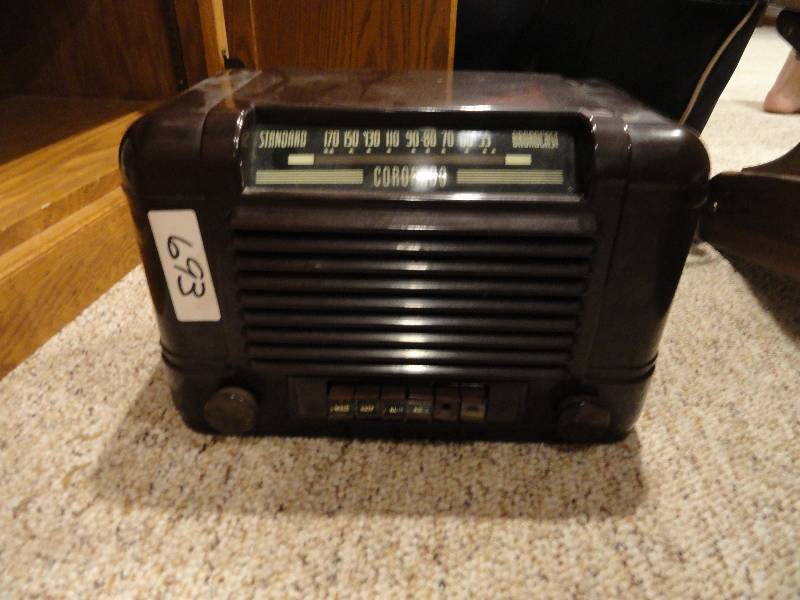 lot 693 image: Vintage Radio