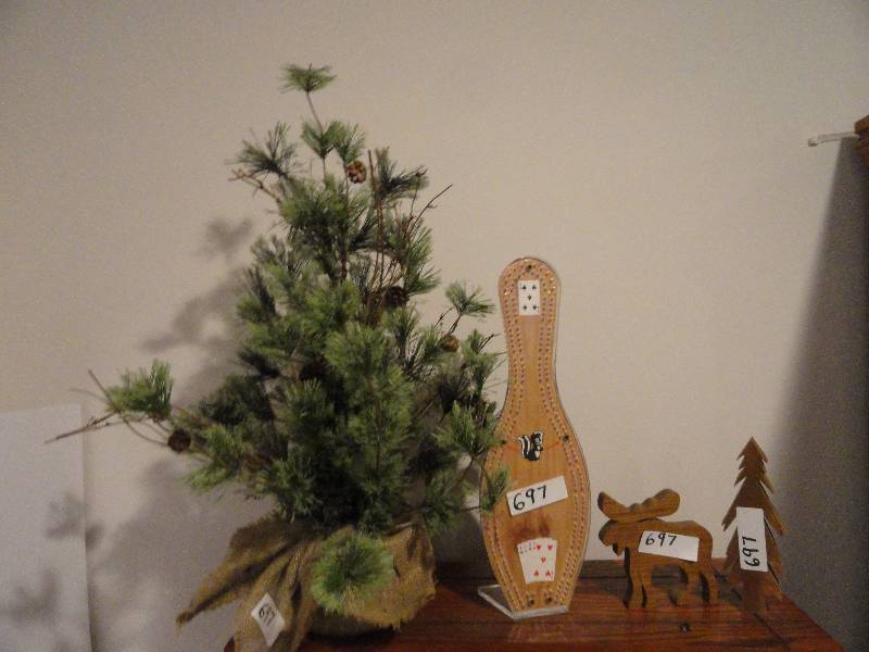 lot 697 image: Cribbage board and moose with tree decor