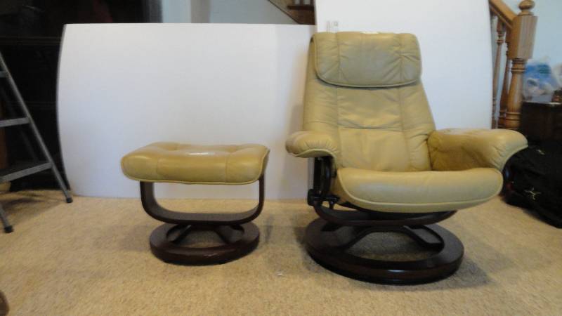 lot 712 image: Leather Chair with Foot Stool