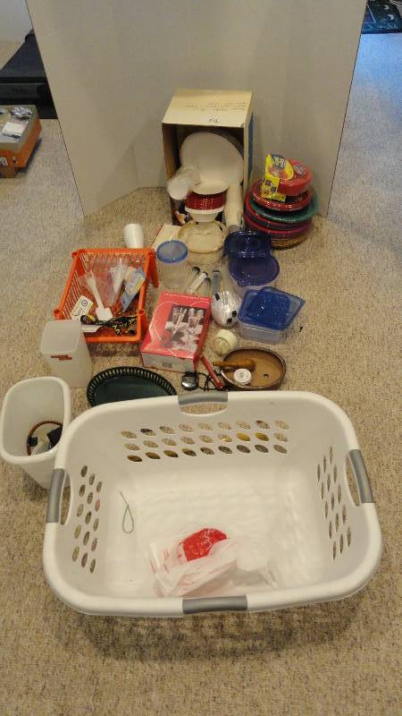 lot 713 image: Plastic plates, bowls, kitchen items