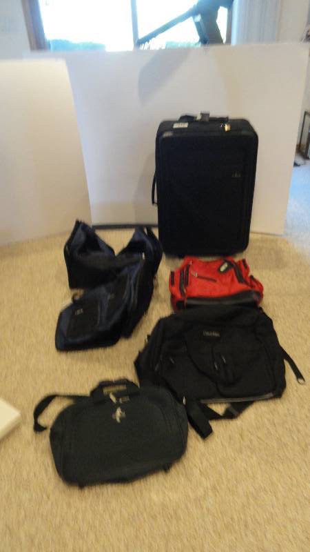 lot 714 image: LuggageBags