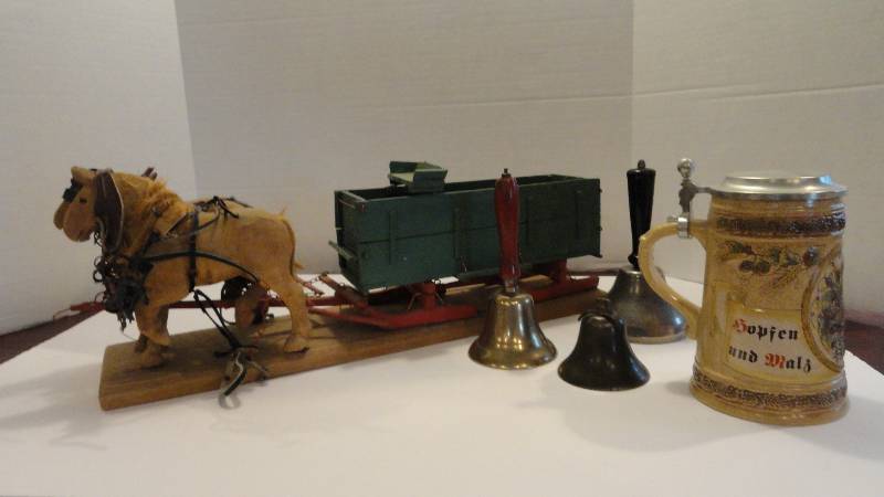 lot 724 image: Gerz Stin, bells, wooden horses