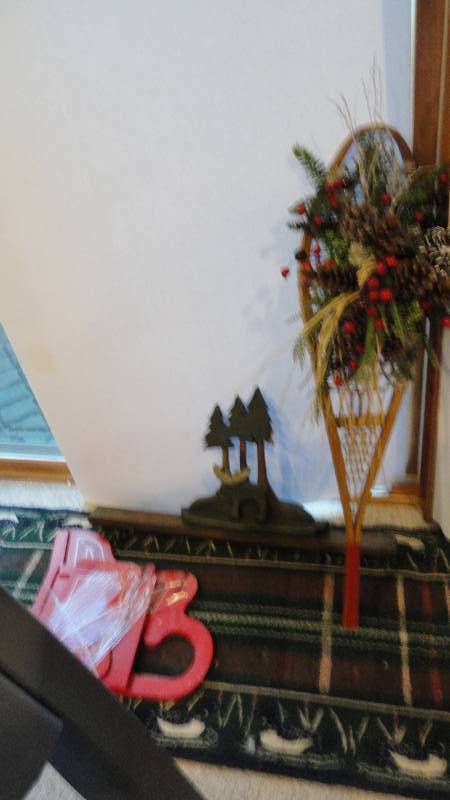 lot 725 image: Wooden home decor, snow shoe, loon rug runner