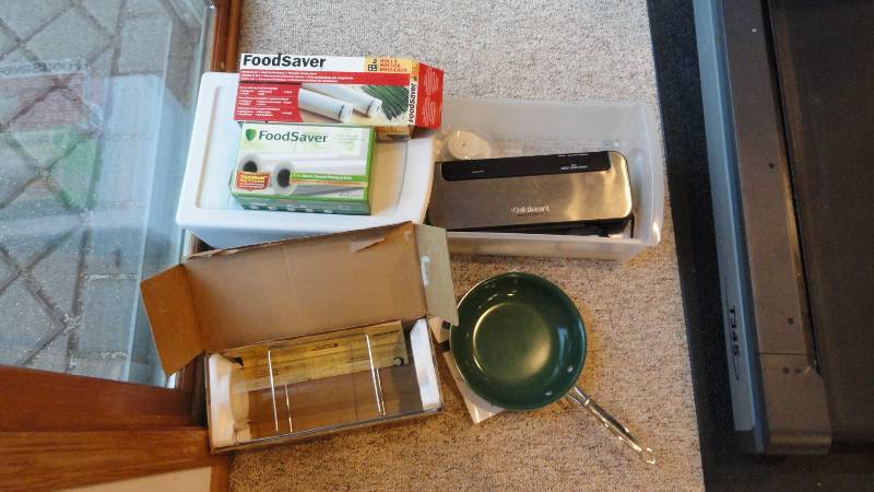 lot 726 image: Seal n Saver bags, Vaccum sealer, Pyrex Bake A Round Pan