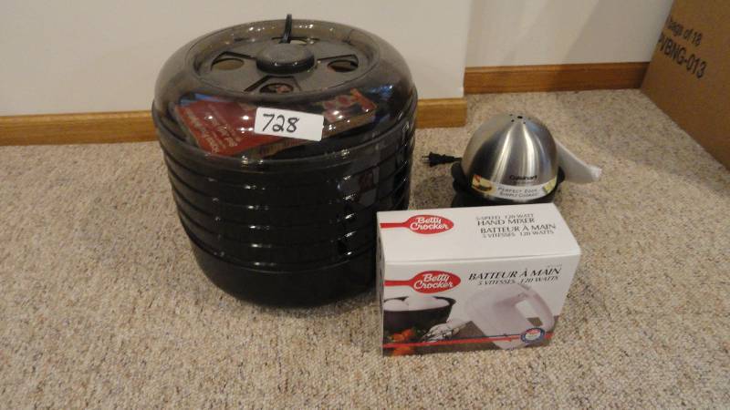 lot 728 image: Hand mixer, food dehydrator, egg cooker