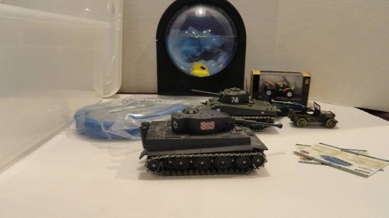 lot 738 image: Kids toy tanker, jeep, hand held game