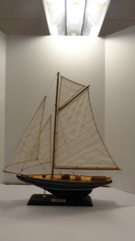 lot 742 image: Sail Boat Dcor