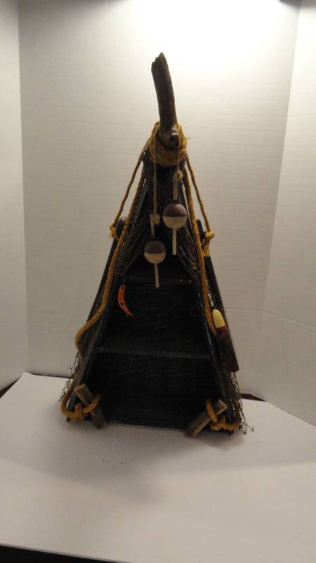 lot 743 image: Fish Boat Shelf Dcor