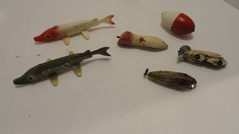 lot 744 image: Vintage Lures