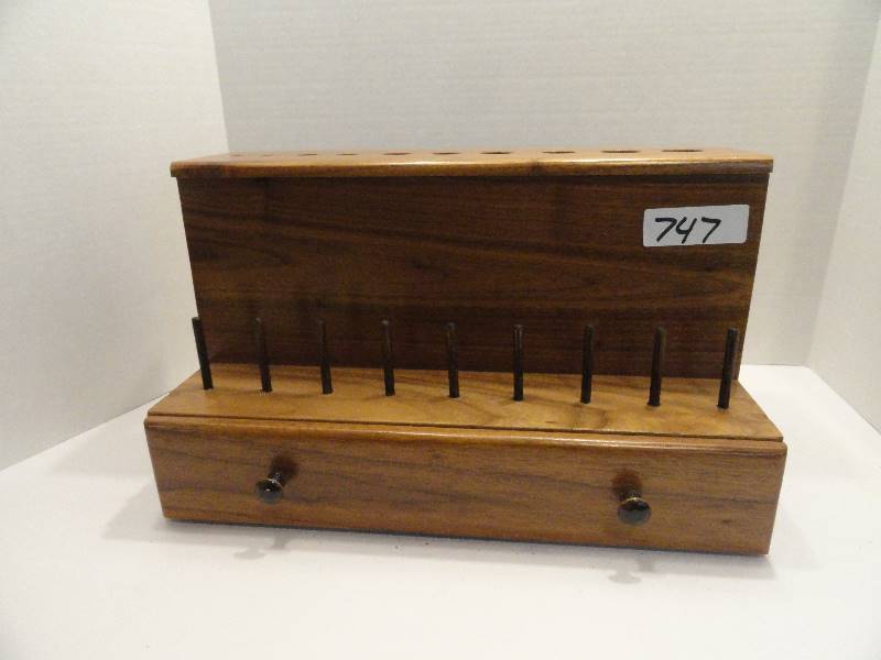 lot 747 image: Sewing box for thread
