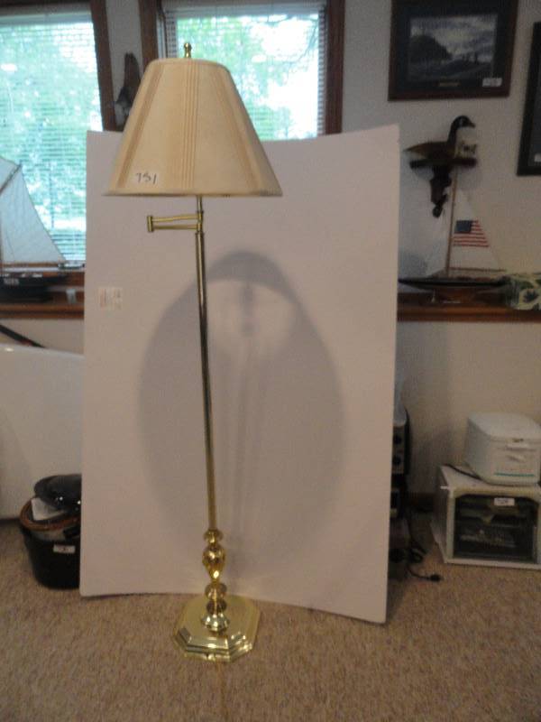 lot 751 image: Lamp 4