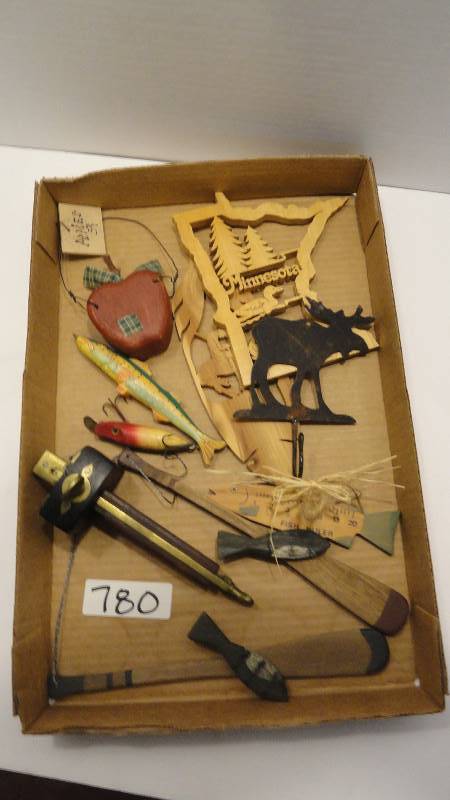 lot 780 image: Decorative pieces