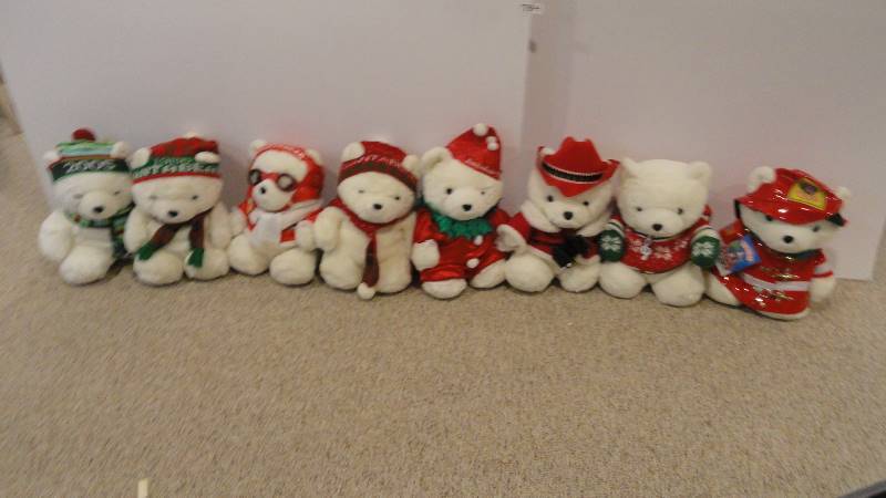 lot 784 image: 8 Stuffed Christmas teddy bears