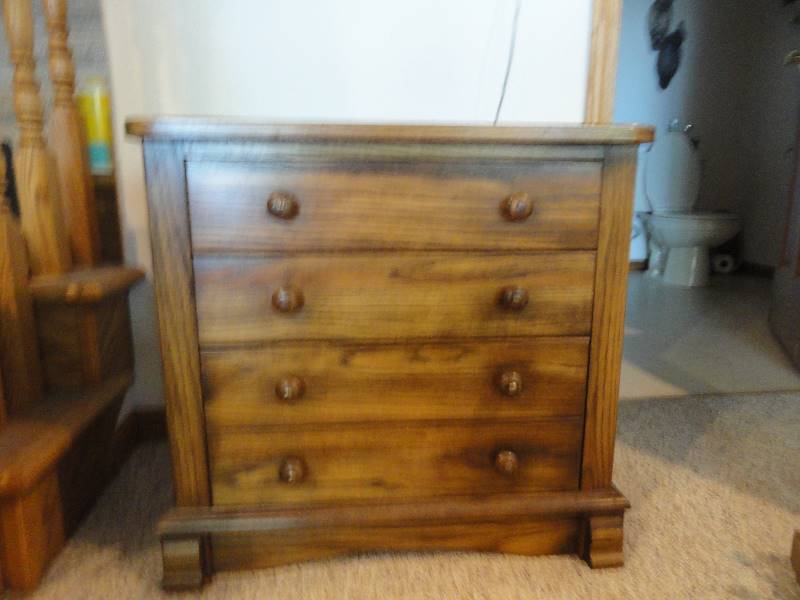 lot 798 image: 3 Drawer Dresser