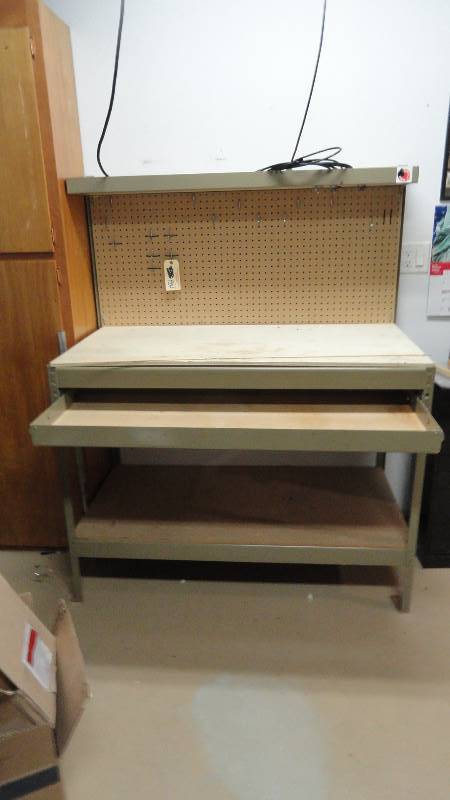 lot 804 image: Work bench