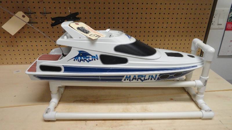 lot 807 image: Marlin boat