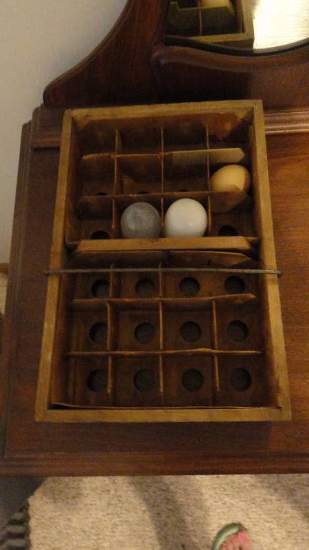 lot 823 image: Vintage Star Egg Carriers & Trays