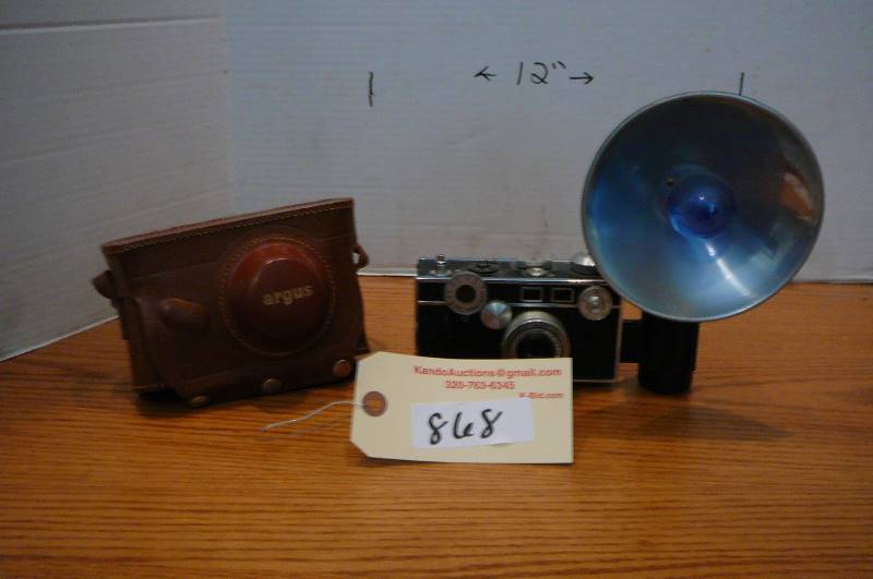 lot 868 image: Vintage Argus camera with case and flash