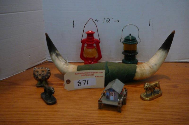 lot 871 image: Home decor horns, lanterns, Lion figurines