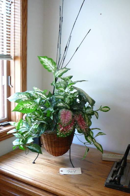 lot 904 image: Plant decoration