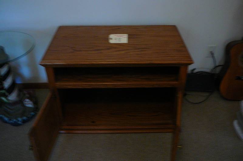 lot 918 image: Oak entertainment stand