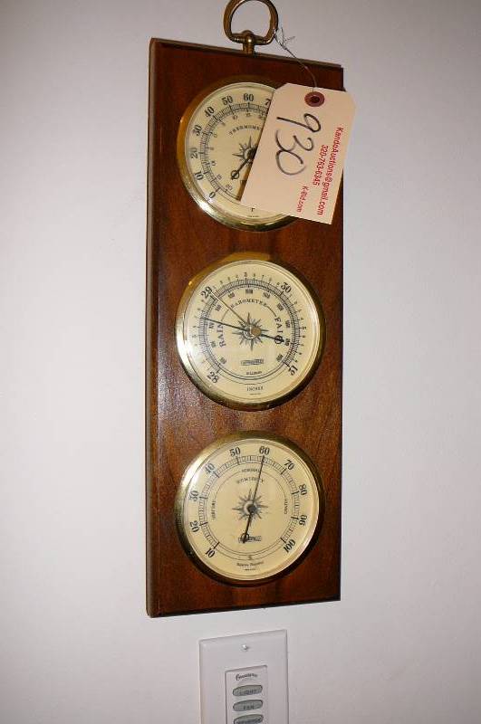 lot 930 image: Weather Station wall mount