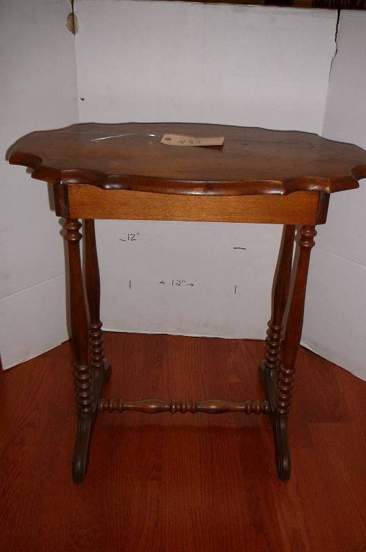 lot 932 image: Vintage end table with drawer