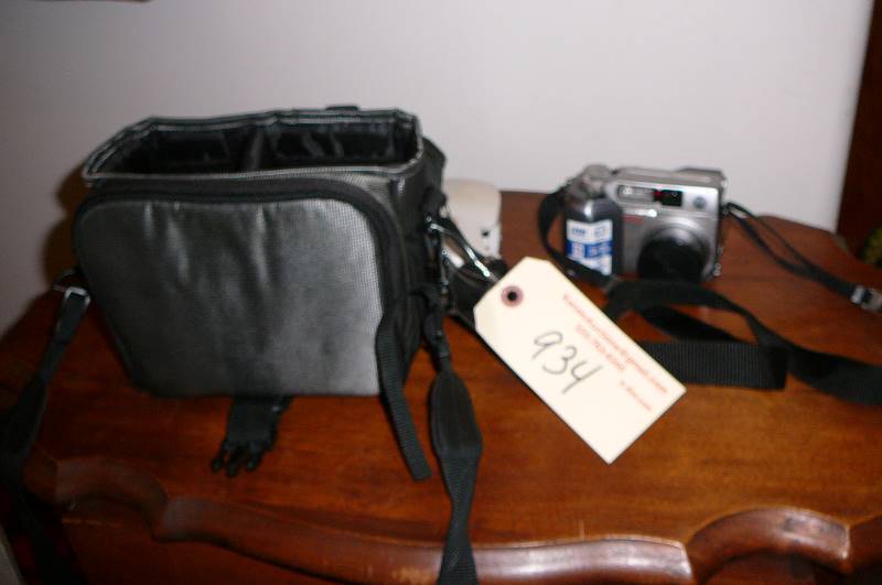 lot 934 image: Olympus Camera with bag, battery and charger