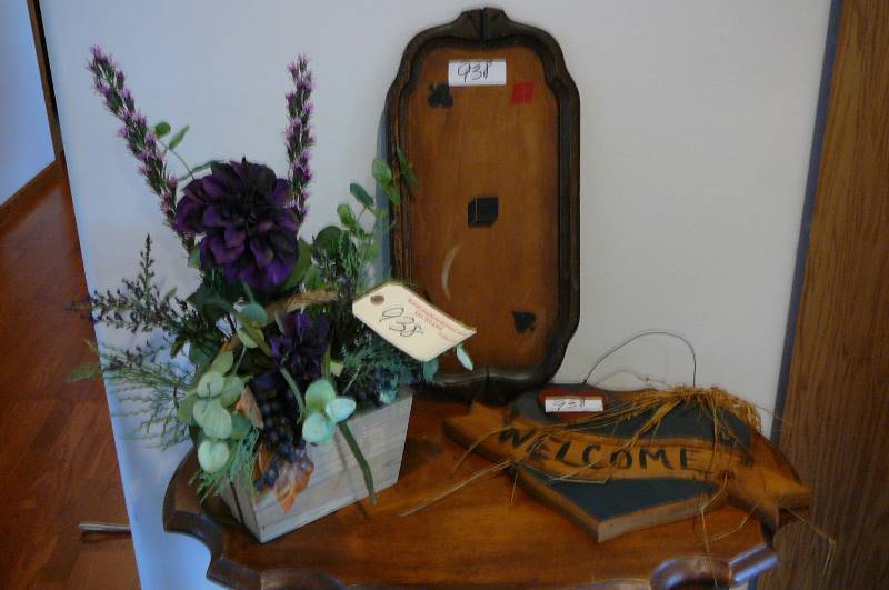lot 938 image: Welcome decoration, vintage, small wood , serving tray, decorative plant and basket