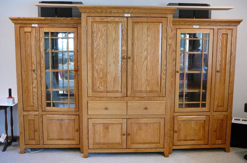 lot 946 image: Entertainment Center