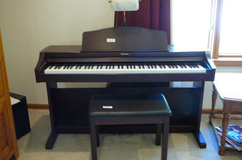 lot 948 image: Technics Electric Keyboard