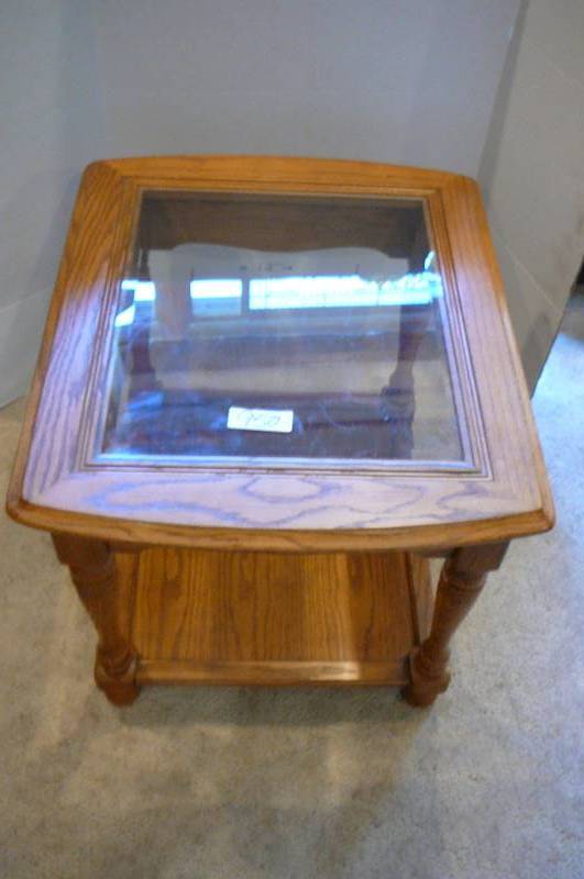 lot 950 image: End table oak with glass top