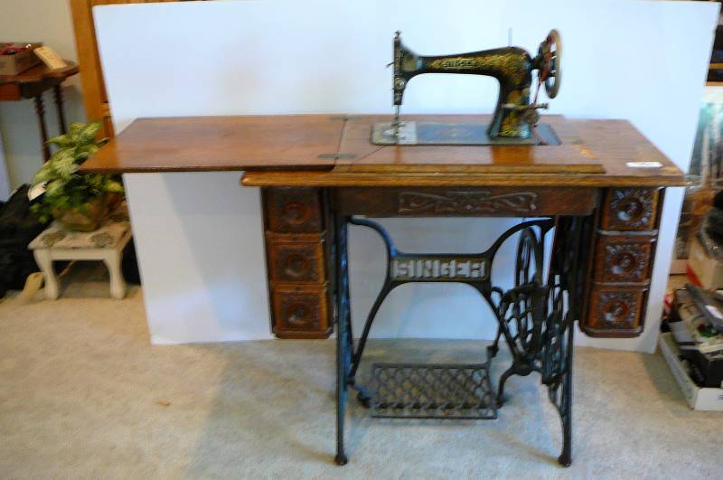 lot 980 image: Singer Antique Sewing Machine w Attachments