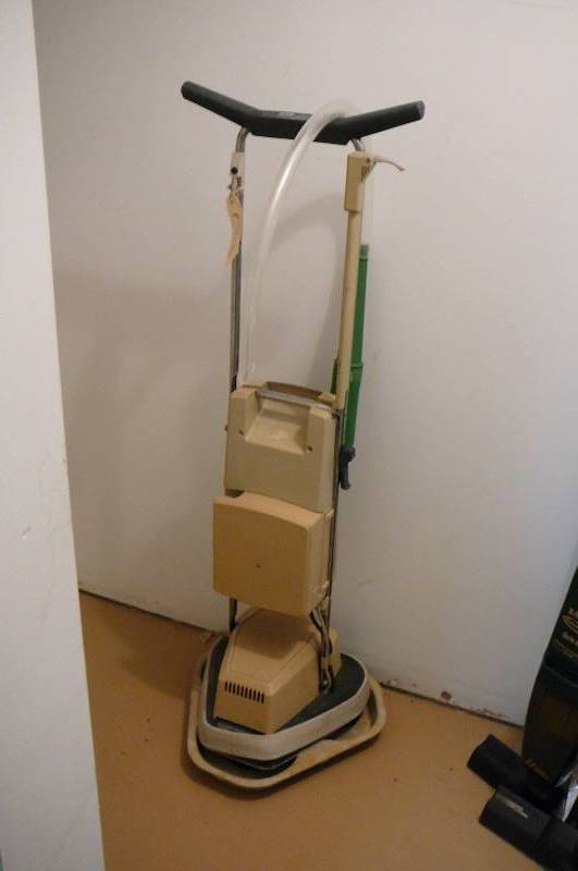 lot 833 image: Floor polisher w attachments