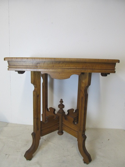 lot 20 image: Antique Eastlake Style Parlor Table