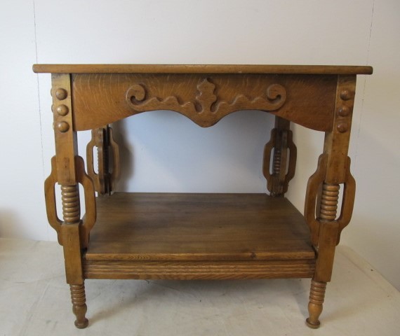 lot 22 image: Beautiful Antique Ornate Oak Parlor Table