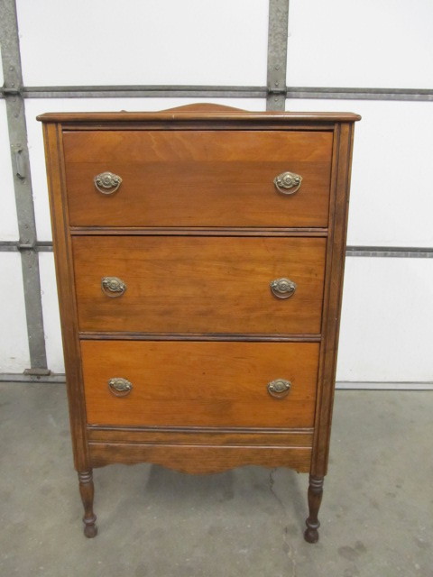 lot 23 image: Nice Small Antique Chest of Drawers