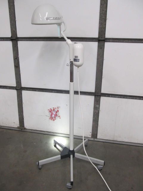 lot 35 image: Working Borning Heraeus MedicalDental Exam Light