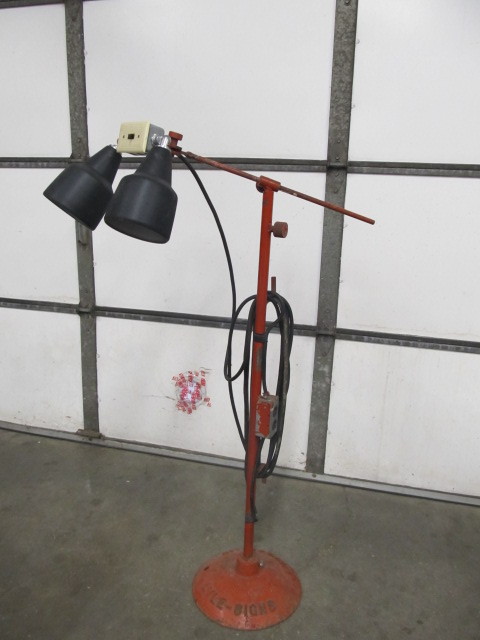 lot 36 image: Vintage Machine Age Industrial Dual Head Shop Lamp