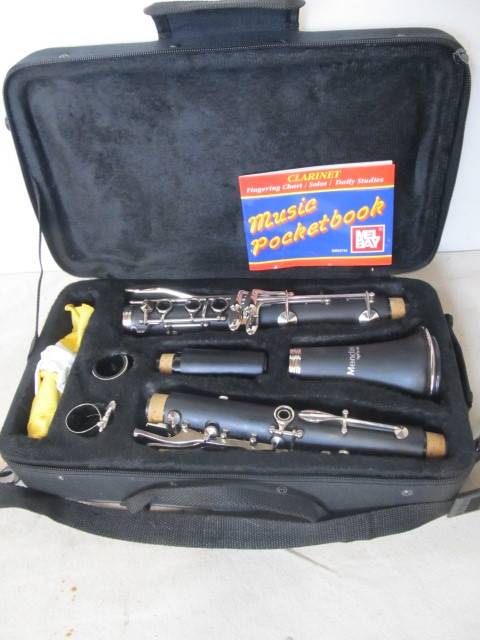 lot 39 image: Mendini Clarinet wCase