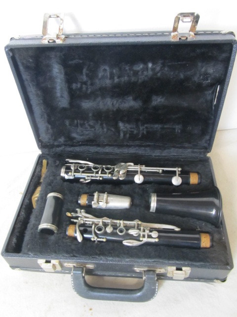 lot 40 image: Unmarked Vintage Clarinet wHard Case