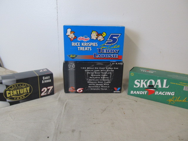 lot 55 image: Lot of MINT IN BOX Diecast Cars
