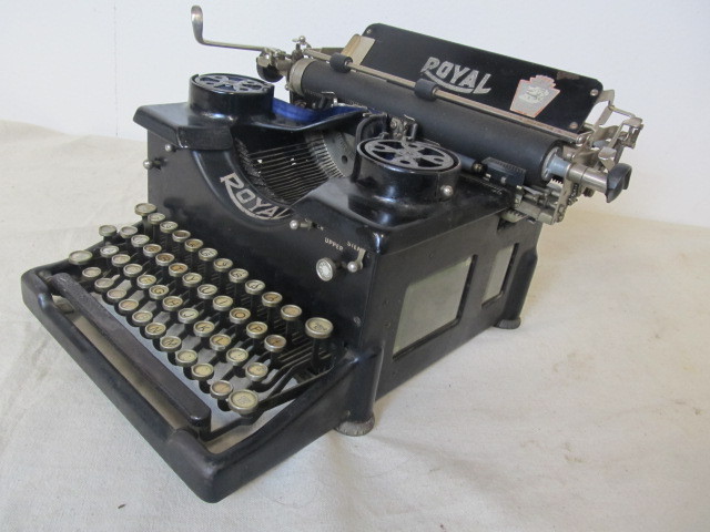 lot 64 image: NICE Vintage Royal No. 10 Typewriter