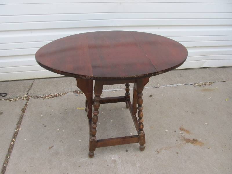 lot 71 image: Small Antique Oval Drop Leaf Table