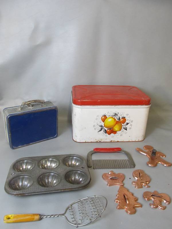 lot 90 image: Lot of Vintage Kitchen Items Bread Box etc.