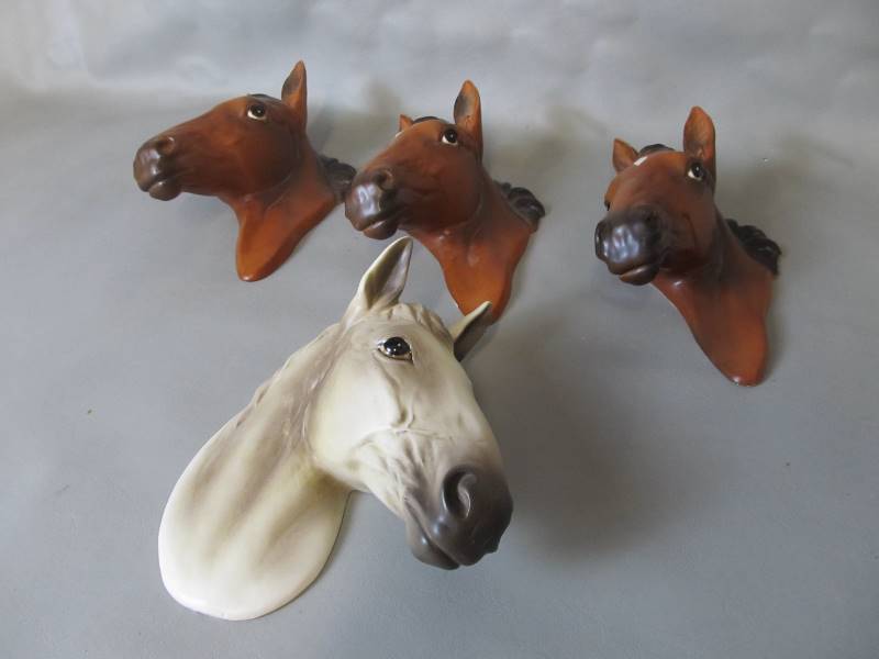 lot 91 image: 4 Vintage NORCREST Horse Head Wall Hangings