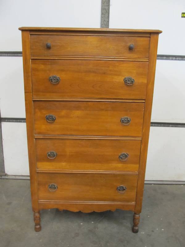 lot 164 image: Antique Maple Chest of Drawers