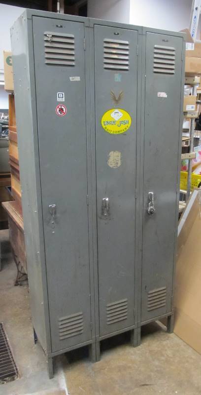 lot 184 image: Vintage LYON Industrial 3-Section Metal Locker