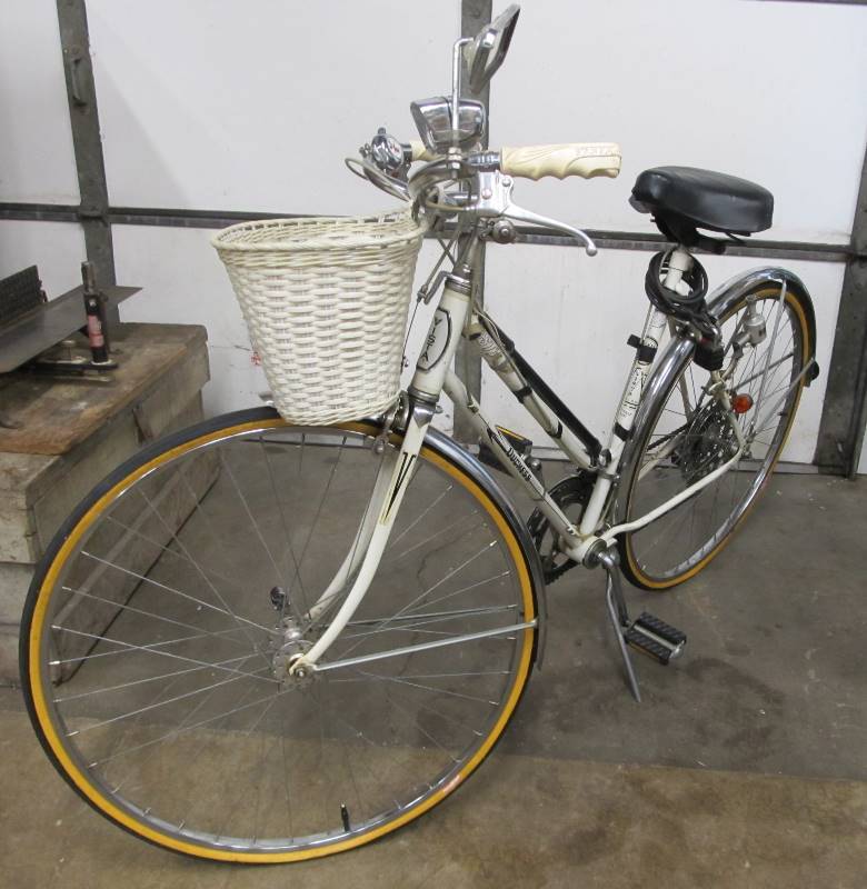 lot 185 image: Vintage VISTA Ladies Bicycle wMany Accessories