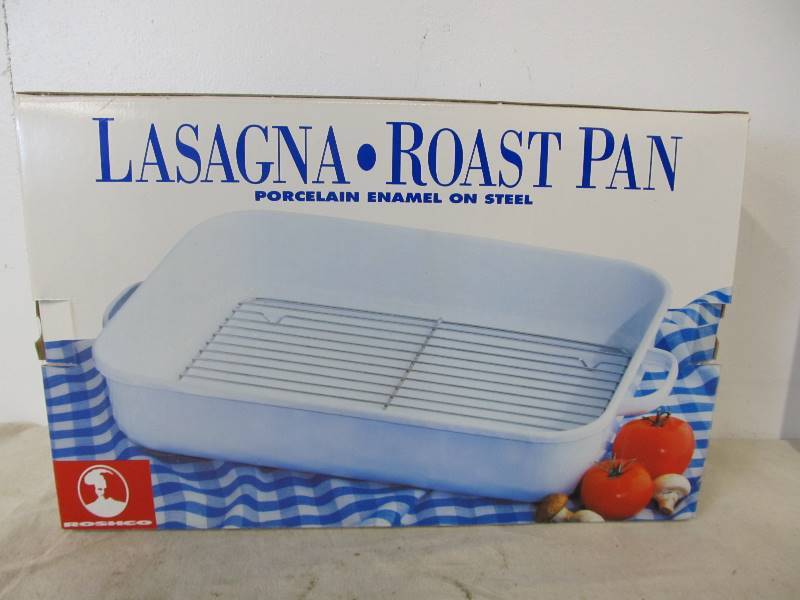lot 200 image: NEW IN BOX Roast Pan & Buffet Server